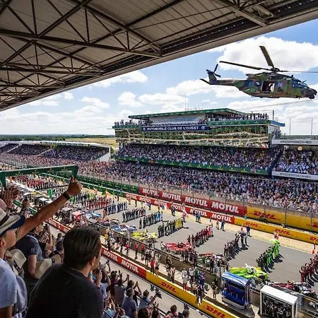 Hyper Centre With Garage